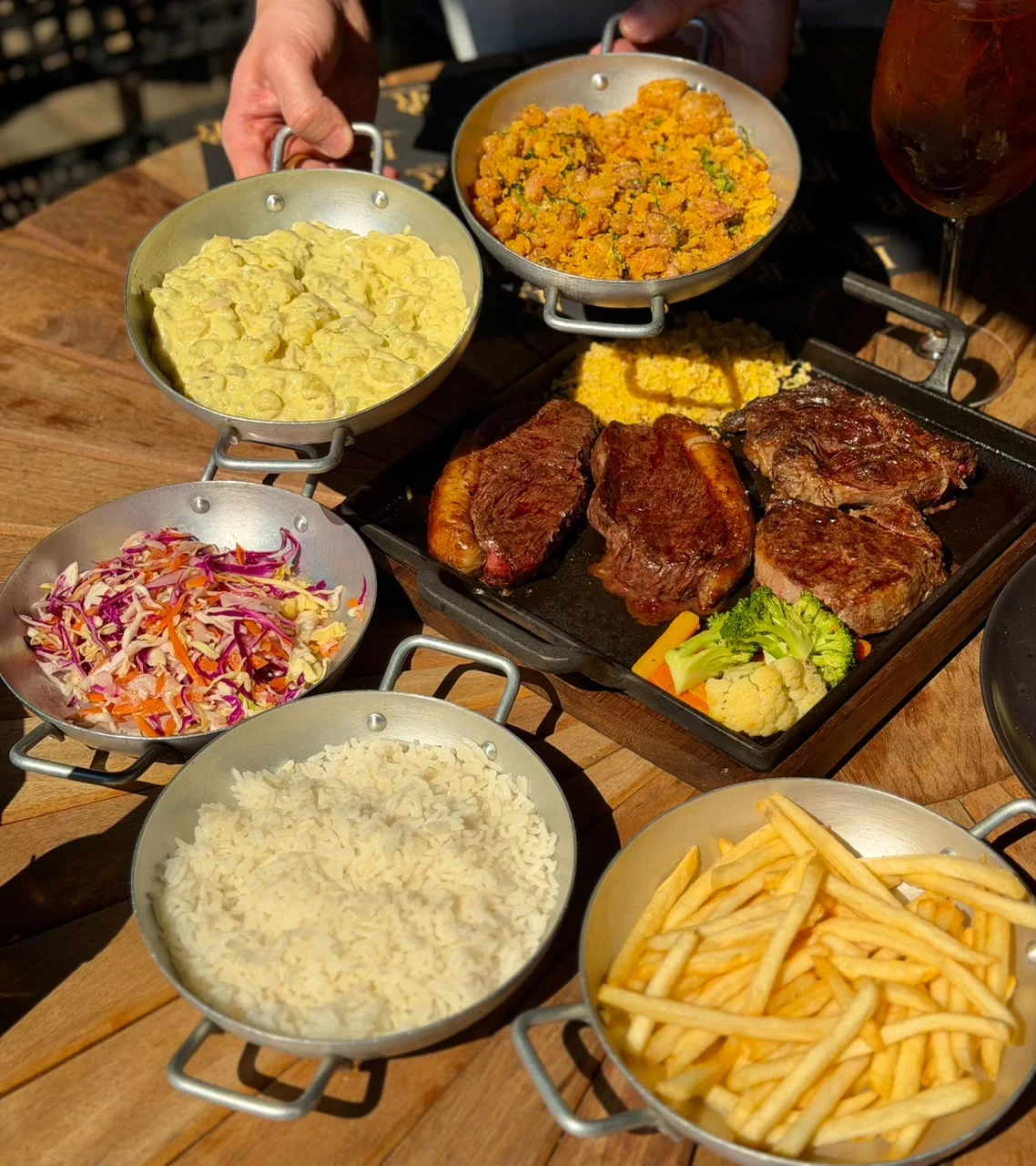 Carnes e acompanhamentos servidos ao sol